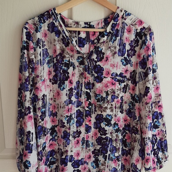NYDJ Pink Floral Pintuck Henley Blouse Size Large - Picture 2 of 4
